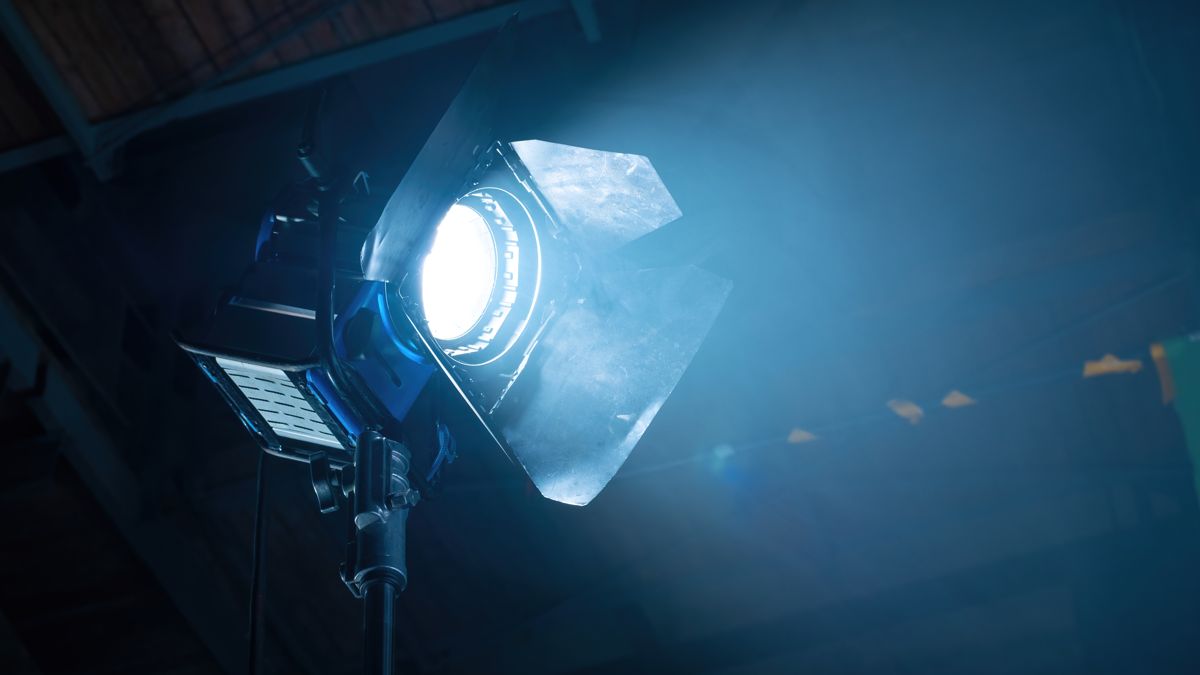 Film light shining through blue smoke on a production set – video production by EP Digital